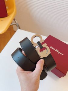 菲拉格慕 这款双面皮带时尚百搭，是不可或缺的男士配饰单品，以细腻皮革重新诠释经典风格，精选优质牛皮制作而成，缀以经典Gancini扣饰增添点睛韵致；长度可调节，