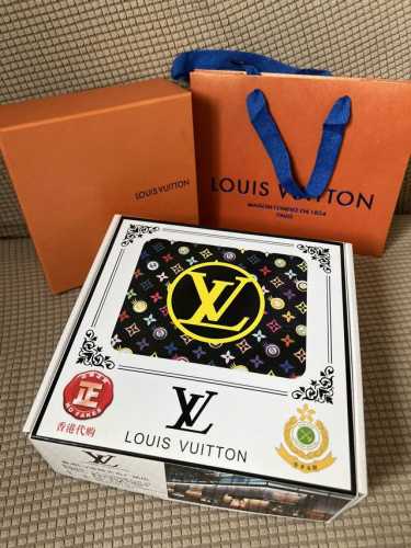 品名：Lv..路易..威登原单 材质：原单牛皮腰带 百分百头层牛皮腰带保证真皮，24K纯钢扣，专柜原单品质、做工精细，时尚大牌，送人自用首选 包装： 请认准如图