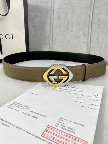 特 宽度4.0Cm Gucci 互扣式双G Logo填油扣，源自品牌辉煌的70年代典藏设计，经过重新诠释而别具新意。呈现于纤细压花皮革腰带之上。