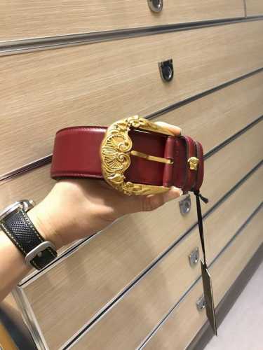 特 价 不配包装 巴黎时装秀，专柜同款、实拍专柜官网，尺寸:50Mm，原版复古针扣五金纯铜扣，极富设计美感 ，双面采用意大利进口原版牛皮，清晰美观，皮质软，手感