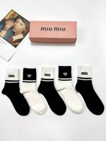 配包装 一盒5 双 缪缪 Miumiu 经典刺绣字母Logo 纯棉中筒袜 ，重工刺绣 工艺，Ins超火爆红人同款，搭配精美面料，保暖又时尚 潮人必备 ，个性时尚