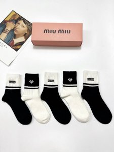 配包装 一盒5 双 缪缪 Miumiu 经典刺绣字母Logo 纯棉中筒袜 ，重工刺绣 工艺，Ins超火爆红人同款，搭配精美面料，保暖又时尚 潮人必备 ，个性时尚