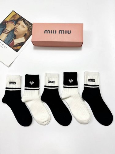 配包装 一盒5 双 缪缪 Miumiu 经典刺绣字母Logo 纯棉中筒袜 ，重工刺绣 工艺，Ins超火爆红人同款，搭配精美面料，保暖又时尚 潮人必备 ，个性时尚
