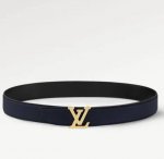特 寬度：35mm Lv S-Lock系列 精緻的字母搭扣 搭配驢家法國原廠荔枝紋皮料 手感超好 雙面用