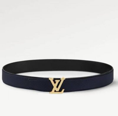 特 寬度：35mm Lv S-Lock系列 精緻的字母搭扣 搭配驢家法國原廠荔枝紋皮料 手感超好 雙面用