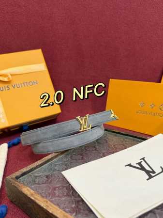 这款漂亮2.0宽度的Lv腰带是对该品牌创造力的致敬。其设计特色包括Lv Initiales扣和末端采用优雅切割的Monogram Flower形状，两者均由闪耀 - 点击图像关闭