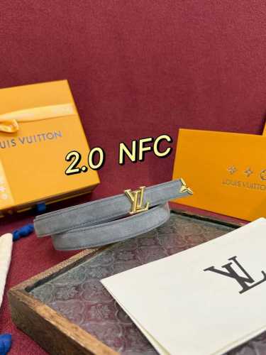 这款漂亮2.0宽度的Lv腰带是对该品牌创造力的致敬。其设计特色包括Lv Initiales扣和末端采用优雅切割的Monogram Flower形状，两者均由闪耀