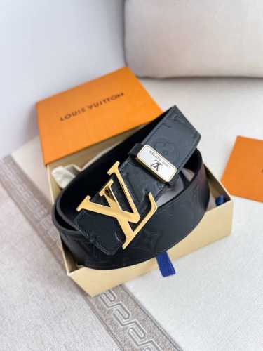 品名： Lv..路易..威登腰带皮带原单 型号：挂扣，经典纯钢材质挂扣，头层牛皮，图片实物拍摄 材料：头层牛皮，挂扣系列，纯钢材质扣头，钯镀电镀工艺永不掉色。原