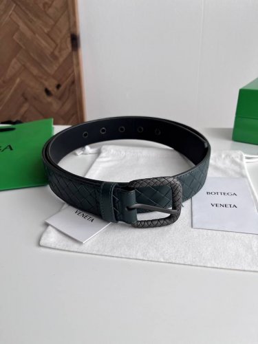 Bv 2025最新款男士编织腰带 纯手工Intreccio小格子编织 双面意大利小牛皮搭配编织纹理设计真空枪色针扣 金属圈皮带孔 皮带宽度35Mm 颜色: 松柏