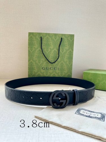 宽度3.8 Cm 搭配原版皮带扣 、腰带以采用热压印技术的gucci Signature皮革精制而成，触感厚实，印花图案清晰分明。反射gucci Signatu