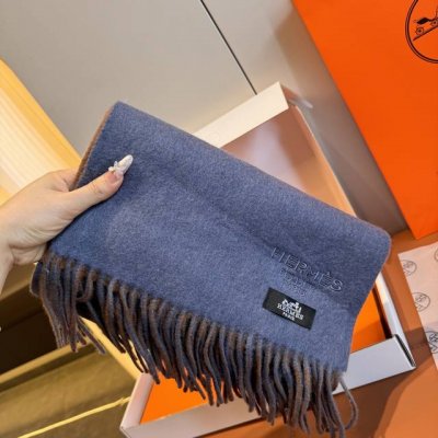 Hermes 爱马仕双面羔羊绒围巾 重磅推荐！100%顶级羔羊绒材质，质量好到爆非常保暖，柔软亲肤不扎脖。经典双面拼色设计，一条围巾两种风格男生女生通用，Siz