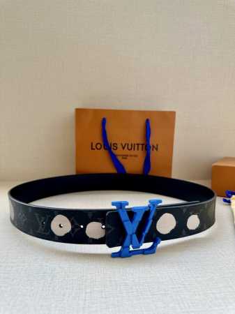 lv X Yk Lv Initiales 双面腰带来自路易威登 X 草间弥生合作系列，展现手绘效果波点印花的艺术精髓。Monogram Eclipse 帆布烘托 - 点击图像关闭