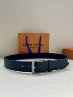 4.0 宽的 Vendome 压花腰带，以光滑皮革精心勾勒出流畅线条，尽显优雅魅力，悄然流露沉稳的商务格调。金属搭扣闪烁着莹润光泽，精致非凡，Lv 字母铭纹醒目