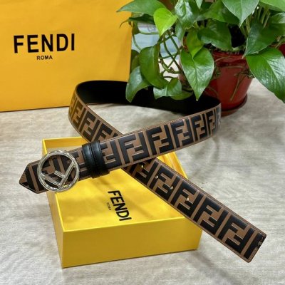 Fendl 芬迪 专柜同款 宽40Mm 标志造型宽皮带。钉扣式带扣。棕色小牛皮制成。印有浮雕手绘黑色与棕色 Ff 图案。镀金表面金属制品，品质保证。