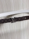 Lv Mini Flowergram 双面腰带取材缝线皮革和 Monogram 帆布，以尖瓣 Monogram 花卉搭扣映衬榄尖形腰带末端，为纤细设计注入柔美风