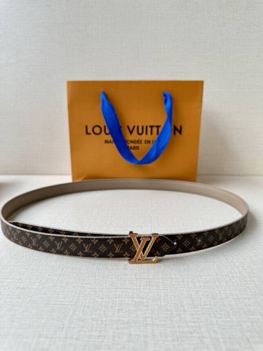 本款2.0宽Lv Iconic 双面腰带以中央 Lv Iconic 搭扣的耀目光泽道出品牌格调。皮革和 Monogram 帆布的细腻缝线见证匠心细节，纤细尺寸提