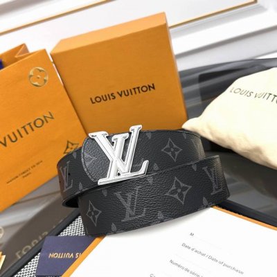 Lv Dimension 双面腰带将创意传承与华美街头风范共冶一炉，彰显创意总监 Pharrell Williams 的时尚远见。Monogram 帆布铺陈外层