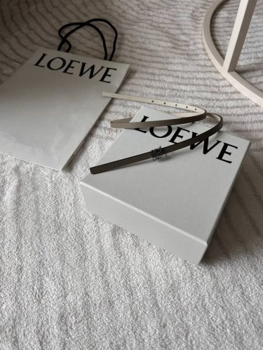 Loewe 罗意威 专柜新款 女士极细腰带 宽0.8Cm 这款选用柔软光滑牛皮制成，灰色配米色 双色设计双面使用，Anagram精品搭扣五金。