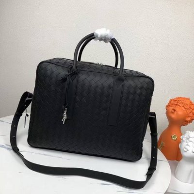 来一场说走就走的旅行吧Bottega Veneta 男士旅行包不比行李箱的沉重，这款旅行包的容量和轻便真的非常适合短途旅行，柔软的牛皮革减轻了手中的负担 容量非