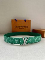 特 Lv Initiales 4.0宽双面腰带是 2024年春夏男装系列的配饰。Taga 皮革触感柔软，与另一面的monogram 帆布碰撞色彩。同色 Lv 字
