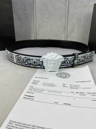 宽度4.0Cm Versace 范思哲 此款Palazzo腰带采用牛皮革面料制作，并饰有Le Pop Classique图案印花和标志性的美杜莎五金配件。 - 点击图像关闭