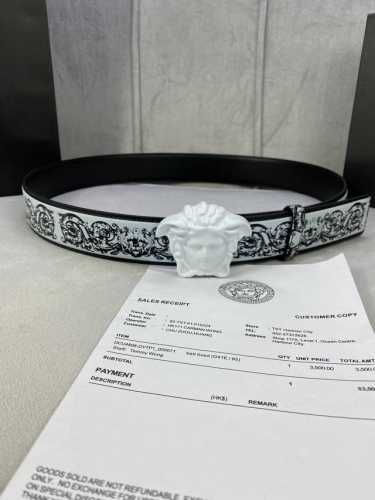 宽度4.0Cm Versace 范思哲 此款Palazzo腰带采用牛皮革面料制作，并饰有Le Pop Classique图案印花和标志性的美杜莎五金配件。