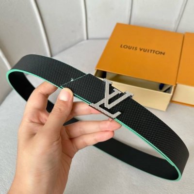 寬：35Mm 驢家新品 Ss特別限定男士休閒腰帶 搭配原版雙面小牛皮壓飾有米格紋路 新款綠色游邊 搭配全新字母搭扣 與腰帶相結合 雙面用