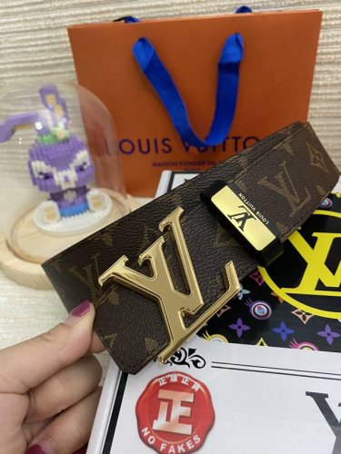 品名：Lv..路易..威登原单 材质：原单牛皮腰带 百分百头层牛皮腰带保证真皮，24K纯钢扣，专柜原单品质、做工精细，时尚大牌，送人自用首选 包装： 请认准如图