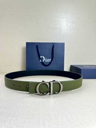 特P170 Dior 这款双面腰带结合典雅气质与摩登风范。双面均采用粒面牛皮革精心制作，一面为黑色，另一面为橄榄绿色、可搭配各式 35 毫米腰带扣，更添精致，打