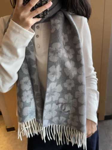 上新！2025秋冬香奈儿男女同款，同步，高端羊绒针织围巾！ 可正式，可随意，非常Classical的设计。这款织法比较难，又很费纱线，工艺难度非常大！！！这样的