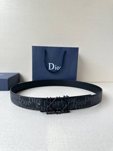Dior 宽度3.5Cm 这款不锈钢金属腰带扣、是季节男装系列新品，展现 Dior 经典的藤格纹图案。可与各式35毫米腰带搭配，彰显经典风格。