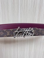 当季新款，腰带取材雍容牛皮革和 Monogram 帆布，便于随心切换两 式风尚。路易威登手写体标识化身为宽幅金属搭扣，于中央点亮视线 焦点，可为休闲和正式造型注