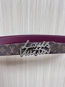 当季新款，腰带取材雍容牛皮革和 Monogram 帆布，便于随心切换两 式风尚。路易威登手写体标识化身为宽幅金属搭扣，于中央点亮视线 焦点，可为休闲和正式造型注