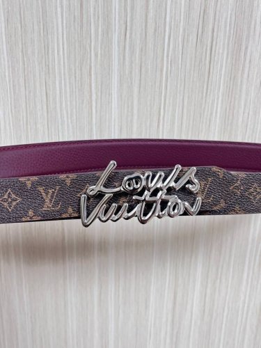 当季新款，腰带取材雍容牛皮革和 Monogram 帆布，便于随心切换两 式风尚。路易威登手写体标识化身为宽幅金属搭扣，于中央点亮视线 焦点，可为休闲和正式造型注