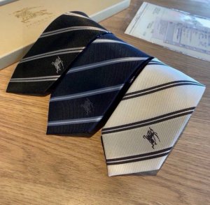 B家专柜同步领带出货啦巴宝莉新款，稀有展现精湛手工与时尚优雅的理想选择，这款采用B家最具标志性的Vintage格纹和马标制成的丝质领带，以同色调手法演绎的更显雅