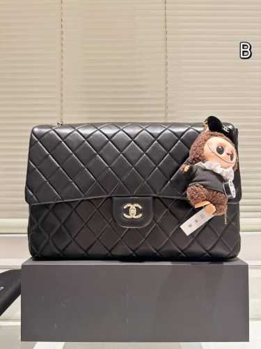 牛皮版本 Chanel Cf 牛仔机场包！ 那种自带慵懒效果 松松垮垮的感觉！ 真的超超大！ 太潮太酷了这个Size！ 这只时髦又好背的中古包！！！ Size：