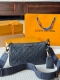 复刻版 Lv Monogram Eclipse 涂层帆布，以俊朗笔触重绎 1990 年代的经典设计。充裕拉链主隔层和内袋实现有序收纳，名牌和金属件完善考究细节。