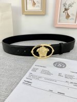 宽度4.0Cm V E R S A C E 范思哲 这款柔软头层皮饰带搭配一枚椭圆形美杜莎带扣。腰带饰有一枚金属圈环，宛如点睛之笔，本季标志性的versace饰