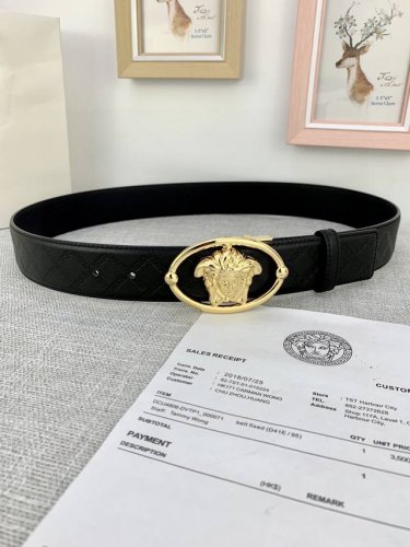 宽度4.0Cm V E R S A C E 范思哲 这款柔软头层皮饰带搭配一枚椭圆形美杜莎带扣。腰带饰有一枚金属圈环，宛如点睛之笔，本季标志性的versace饰