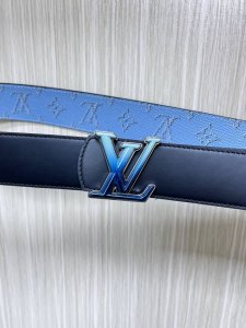 特 当季新款，4.0一面帆布印蓝色，一面小牛皮平纹皮，搭配精品渐变色扣实物实拍，官网同步