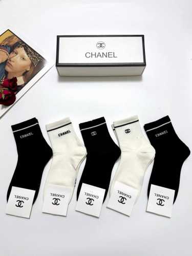配包装 一盒5 双 Chanel 香奈儿 经典字母Logo 纯棉短袜 ，Ins超火爆短筒袜，纯棉面料，潮人必备 ，经典配色 个性时尚百搭款，你值得拥有哦