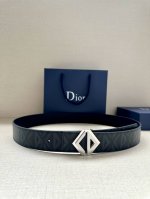 宽度4.0Cm 这款腰带扣采用全新的 Cd Diamond 标志造型，以不锈钢金属覆层精心打造。可与各式 40 毫米腰带搭配，打造个性造型。