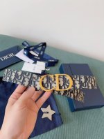 高端品质，实物拍摄 批 配全套礼盒 ：品牌：Dior 迪奥原厂皮料，奶昔白帆布 灰色牛皮 品质毋庸置疑 没有更好 只有最好 尺寸3.5厘米