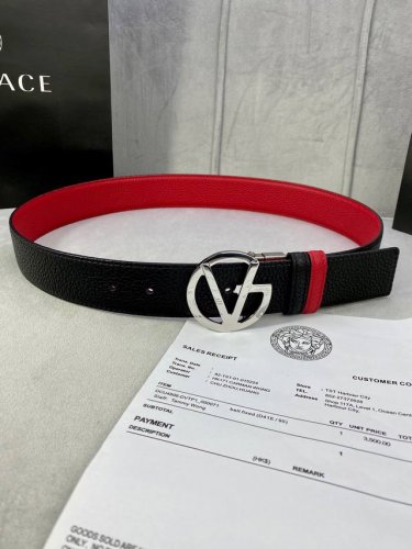 宽度4.0Cm Versace 范思哲 此款两面用皮革腰带的搭扣饰有品牌标志性的金 银色闪光Virtus五金配件。