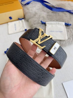 品名： Lv..路易..威登腰带皮带原单 型号：挂扣，经典纯钢材质挂扣，头层牛皮，图片实物拍摄 材料：头层牛皮，挂扣系列，纯钢材质扣头，钯镀电镀工艺永不掉色。原