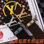男士腰带：Lv 路易斯登 原单 男士皮带：百分百头层牛皮，保证真皮。24K纯钢扣双面可用专柜同等质量， 送人自用首选包装： 请认准如图专柜包装，赠送打孔器，银联