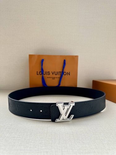 特 Lv 牛皮压花pont Neuf皮带4.0宽 这款taurillon 腰带采用lv Logo压花设计，进口牛皮面料手感柔软细腻，适合各种风格类型使用，经典设