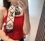 上新，Lv主打的双层真丝束发带.混专柜的来Vip推荐真正的时尚单品，向经典致敬。可作为围巾或发带使用，亦可系于包袋手柄中。~绑带.领结.飘带各种多用途国内官网也