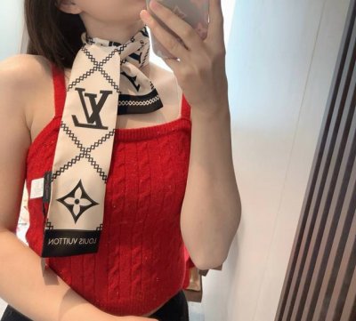 上新，Lv主打的双层真丝束发带.混专柜的来Vip推荐真正的时尚单品，向经典致敬。可作为围巾或发带使用，亦可系于包袋手柄中。~绑带.领结.飘带各种多用途国内官网也