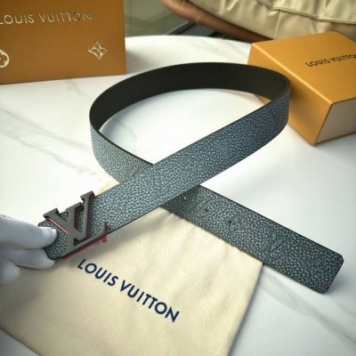 L0Uis Vuitt0N 專櫃最新升級版本 寬度40Mm 原廠水洗纹面壓刻有花型圖案效果 進口柔軟小牛皮底 搭配新型字母搭扣 百搭易襯！